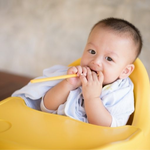 toddler eat baby food sitting upright showing they are developmentally ready