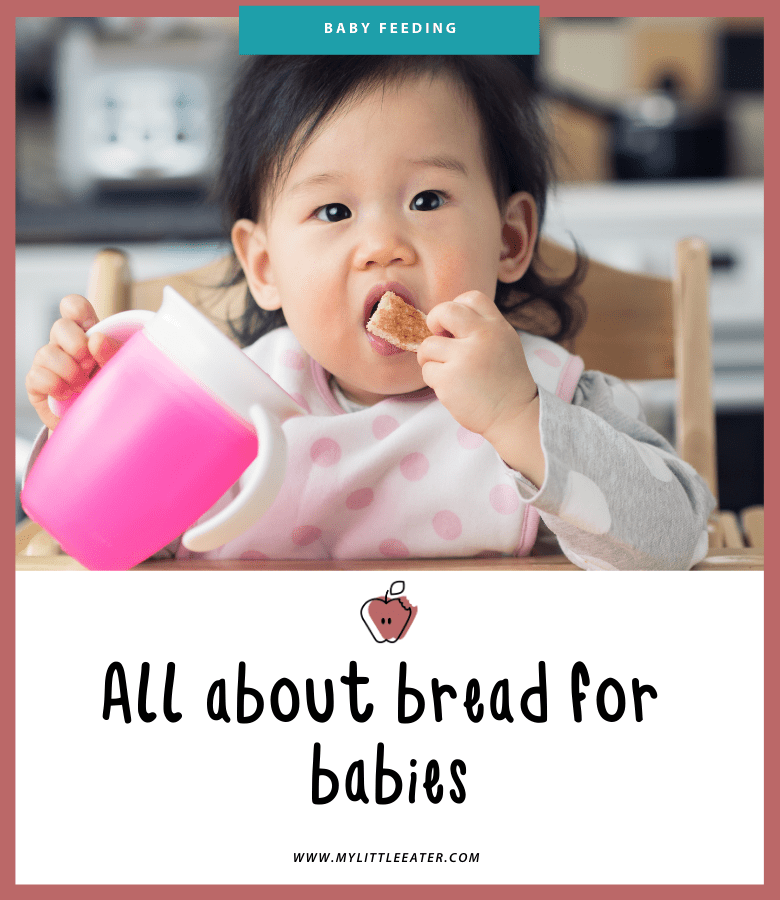 Bilde av en baby i en høy stol spise et stykke toast med en hånd og holder en rosa munchkin 360 kopp med den andre.