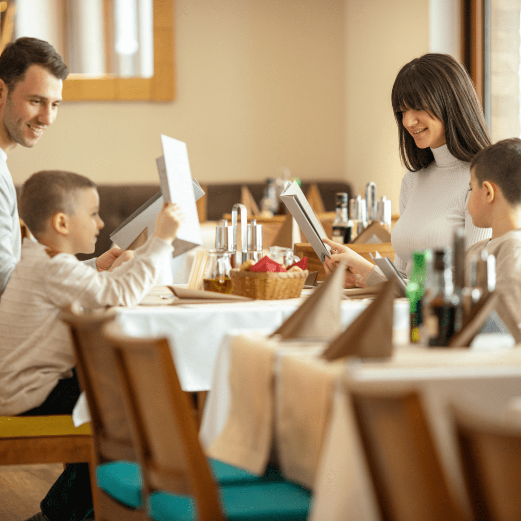 division of responsibility while dining out with children