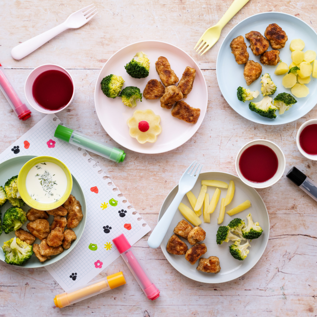 10+ Tips for eating out with toddlers at restaurants (plus free guide on what to order)