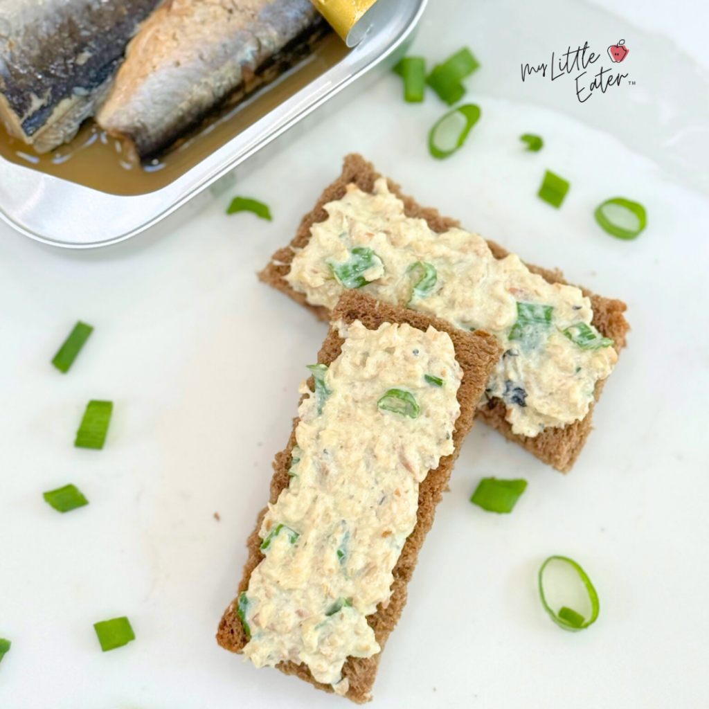 Toast with sardines, mayonnaise, and green onion.